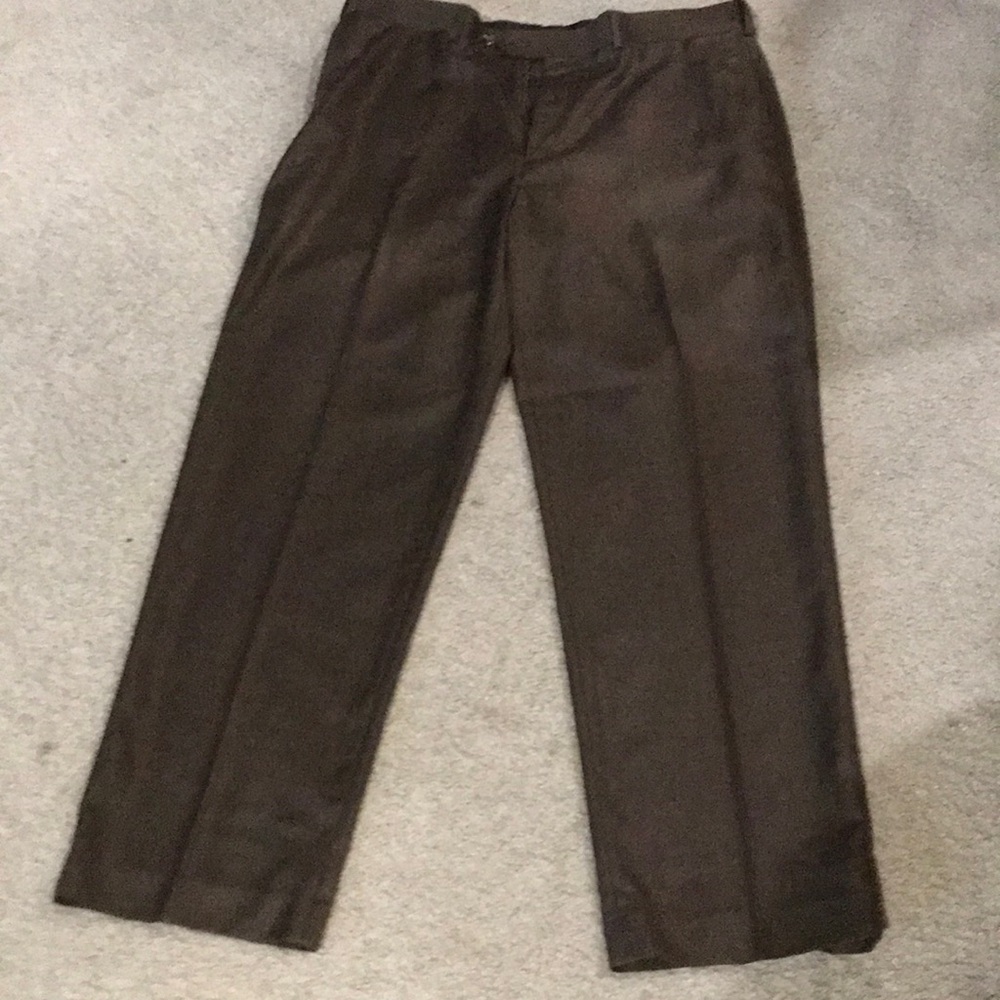 Mens Roundtree & Yorke brown 38 X 32 dress pants.